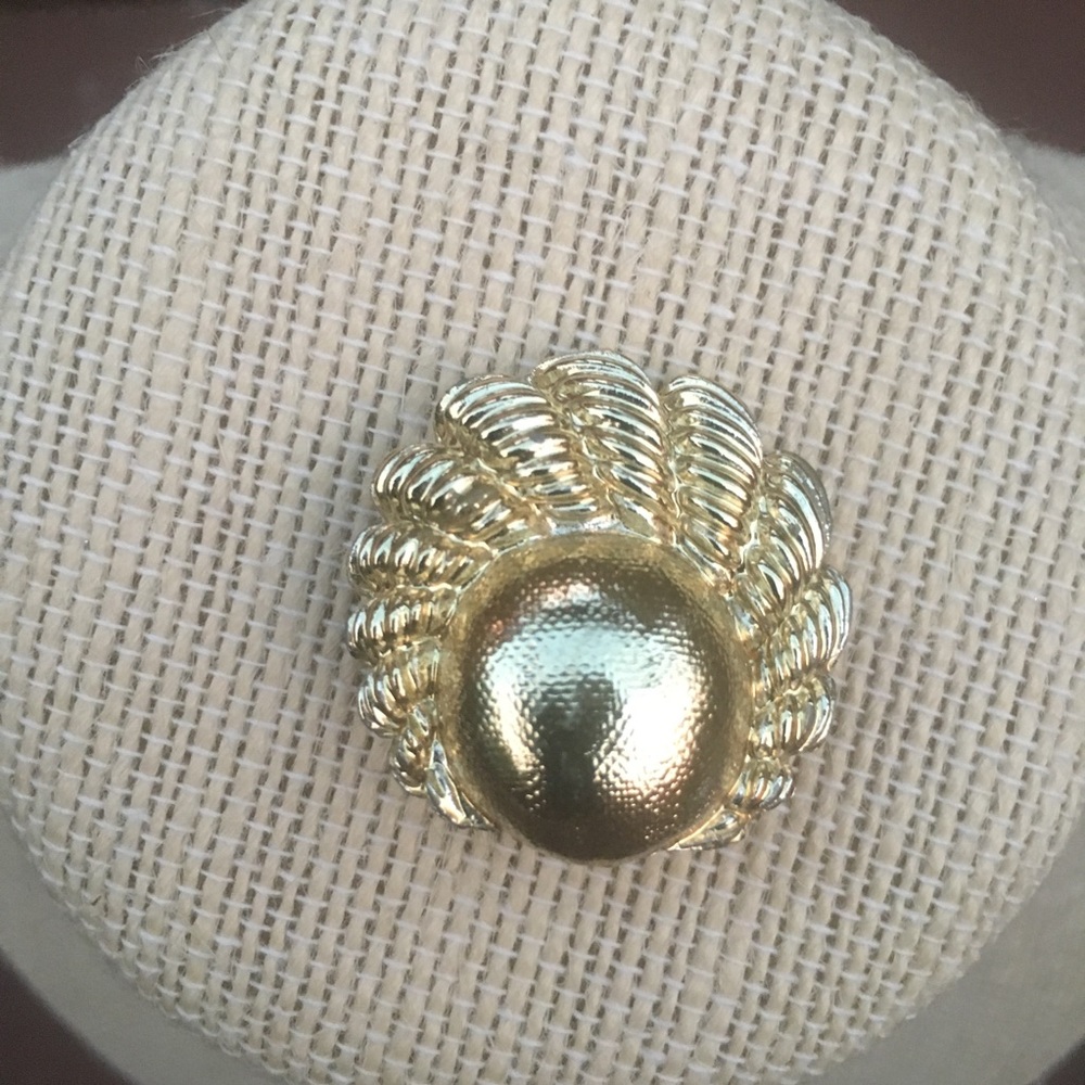 Gold Tone Shells Clip On Earrings - Picture 2 of 6